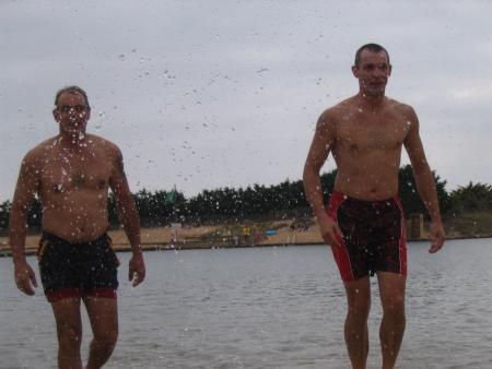 Les enfants sont contents ils sortent de l'eau