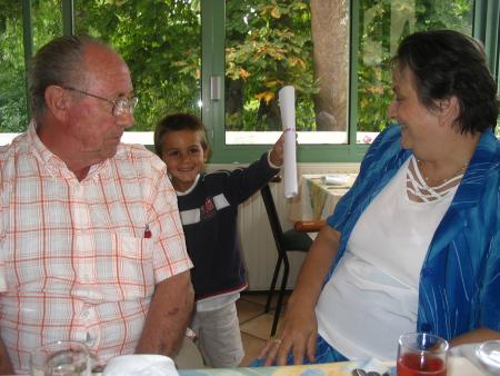 Alexandre remet le cadeau